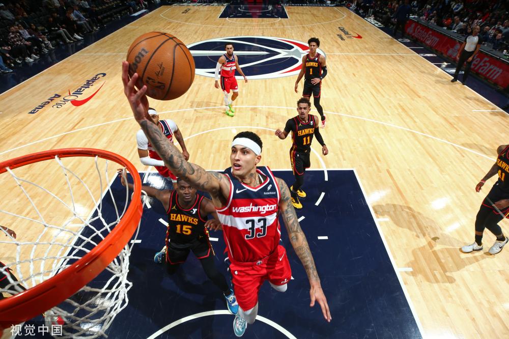 他还毫不客 他还毫不客